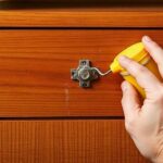 Naprawa drobnych uszkodzeń mebli drewnianych i laminowanych za pomocą wosków: praktyczny przewodnik