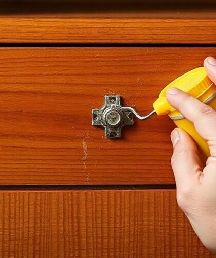 Naprawa drobnych uszkodzeń mebli drewnianych i laminowanych za pomocą wosków: praktyczny przewodnik