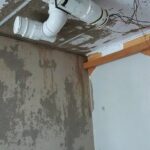 Wilgoć pod drzwiami i pleśń w rogu? Jak odzyskać kontrolę w słabo wentylowanych pomieszczeniach
